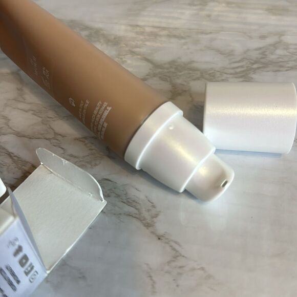 HUDA BEAUTY GloWish luminous Vegan pressed Powder & skin tint in medium 05 - Picture 8 of 8